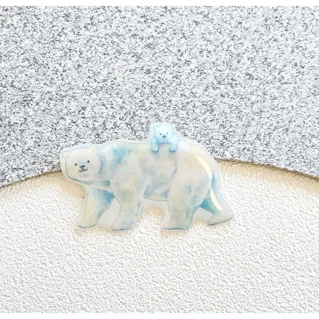 シロクマ　白熊　親子　ブローチ　キーリング　チャーム　ピンバッジ　レジン レディースのアクセサリー(ブローチ/コサージュ)の商品写真
