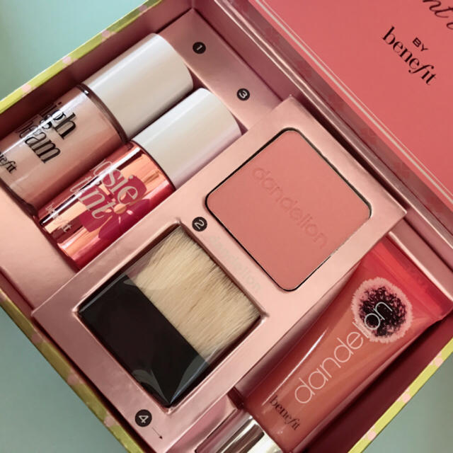 Benefit(ベネフィット)の値下げ❗️☆日本未入荷☆新品未使用☆ベネフィット限定セット☆ コスメ/美容のキット/セット(コフレ/メイクアップセット)の商品写真