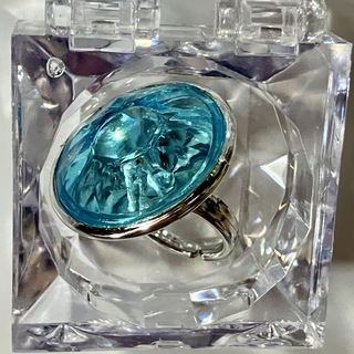 新品未使用 大きな宝石のリング クリスタルケース付き エメラルド おもちゃ指輪(リング(指輪))