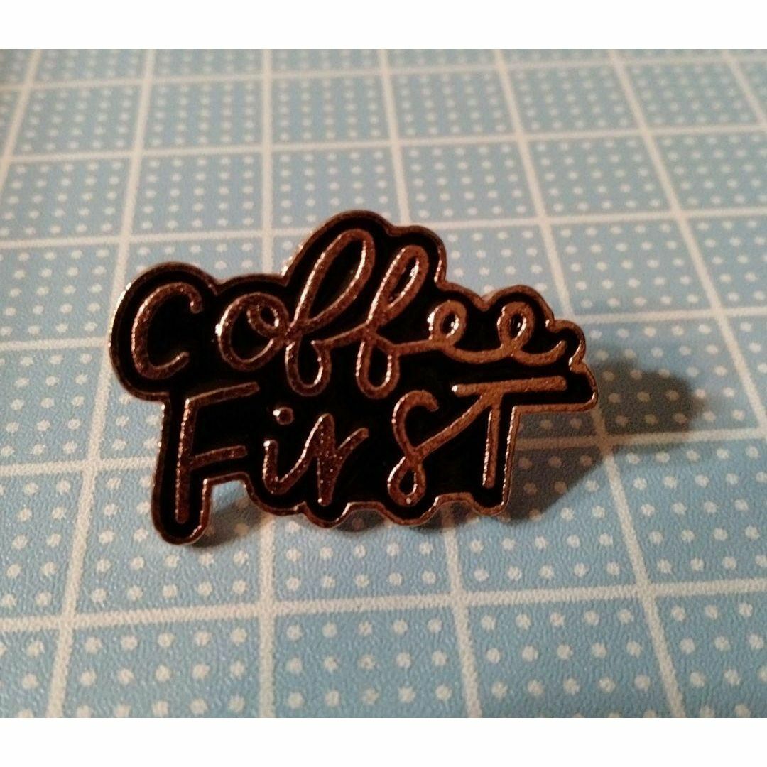 【ピンバッジ】CoffeeFirst　珈琲　カフェ　英語　ロゴ　喫茶 エンタメ/ホビーのコレクション(その他)の商品写真