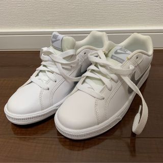 ナイキ(NIKE)のY059：NIKE COURT ROYALE 23㎝ ホワイト×シルバー(スニーカー)