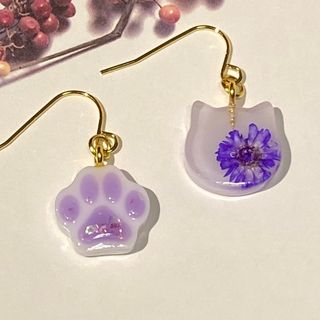 No.11 ピアス　猫　肉球　花　レジン　紫　サージカルステンレス　可愛い(ピアス)