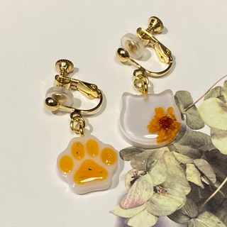 No.13 イヤリング　猫　肉球　花　レジン　オレンジ　サージカルステンレス(イヤリング)