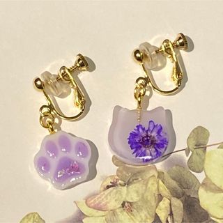 No.15 イヤリング　猫　肉球　花　レジン　紫　サージカルステンレス　可愛い(イヤリング)