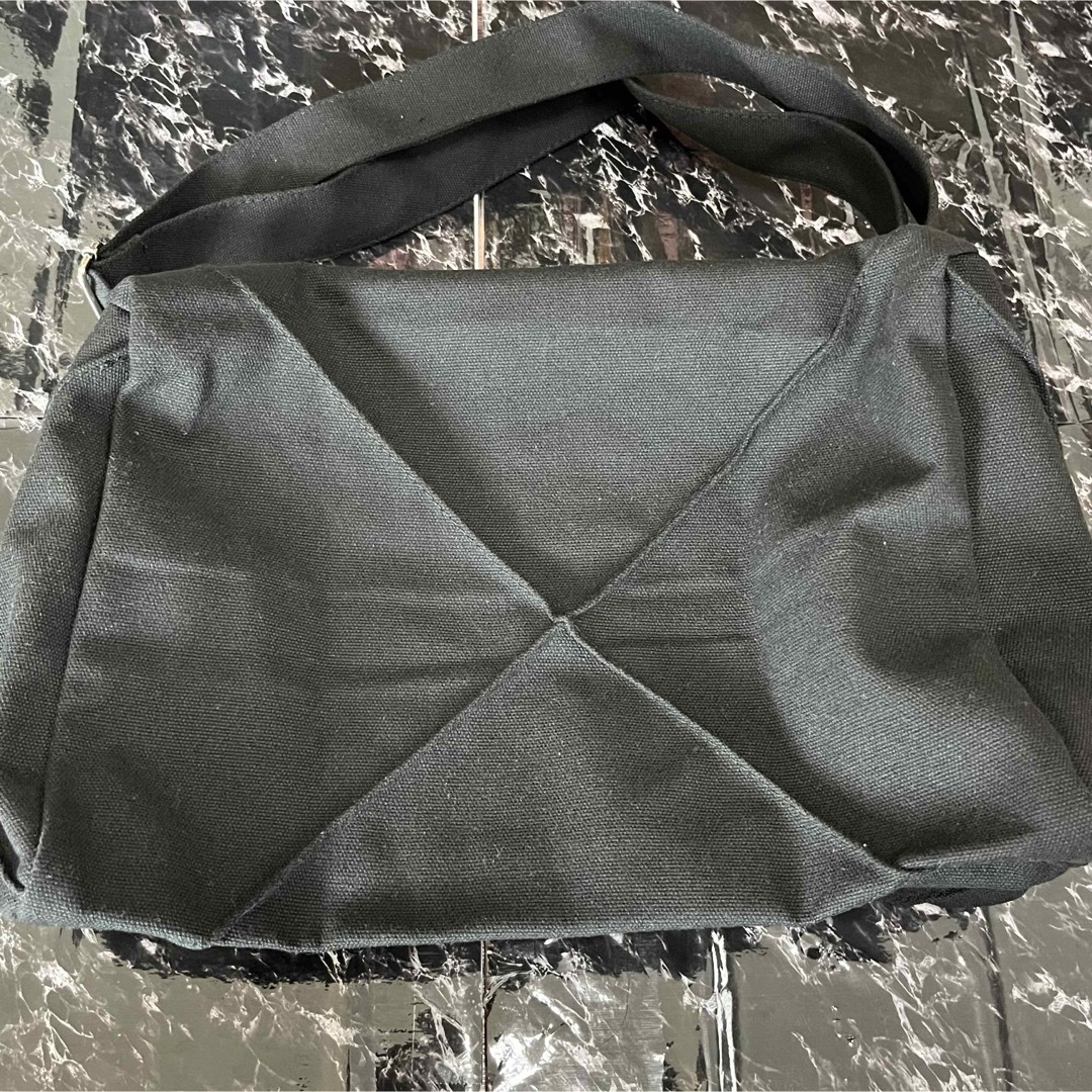 ニュースペーパーバッグ ブラック 黒  バッグ  ショルダーバッグ クロス 新品 レディースのバッグ(ショルダーバッグ)の商品写真