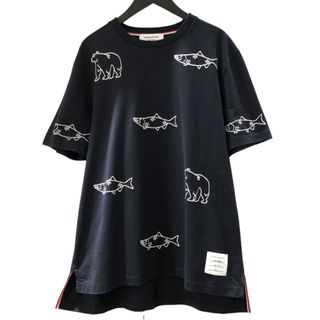 　トムブラウン THOM BROWNE Bear&Saimon 刺繍デザインTシャツサイズ2(M) MUJS160E コットン 本体:綿100％ リブ部分:綿97% ポリウレタン3% メンズ 半袖Ｔシャツ(Tシャツ/カットソー(半袖/袖なし))