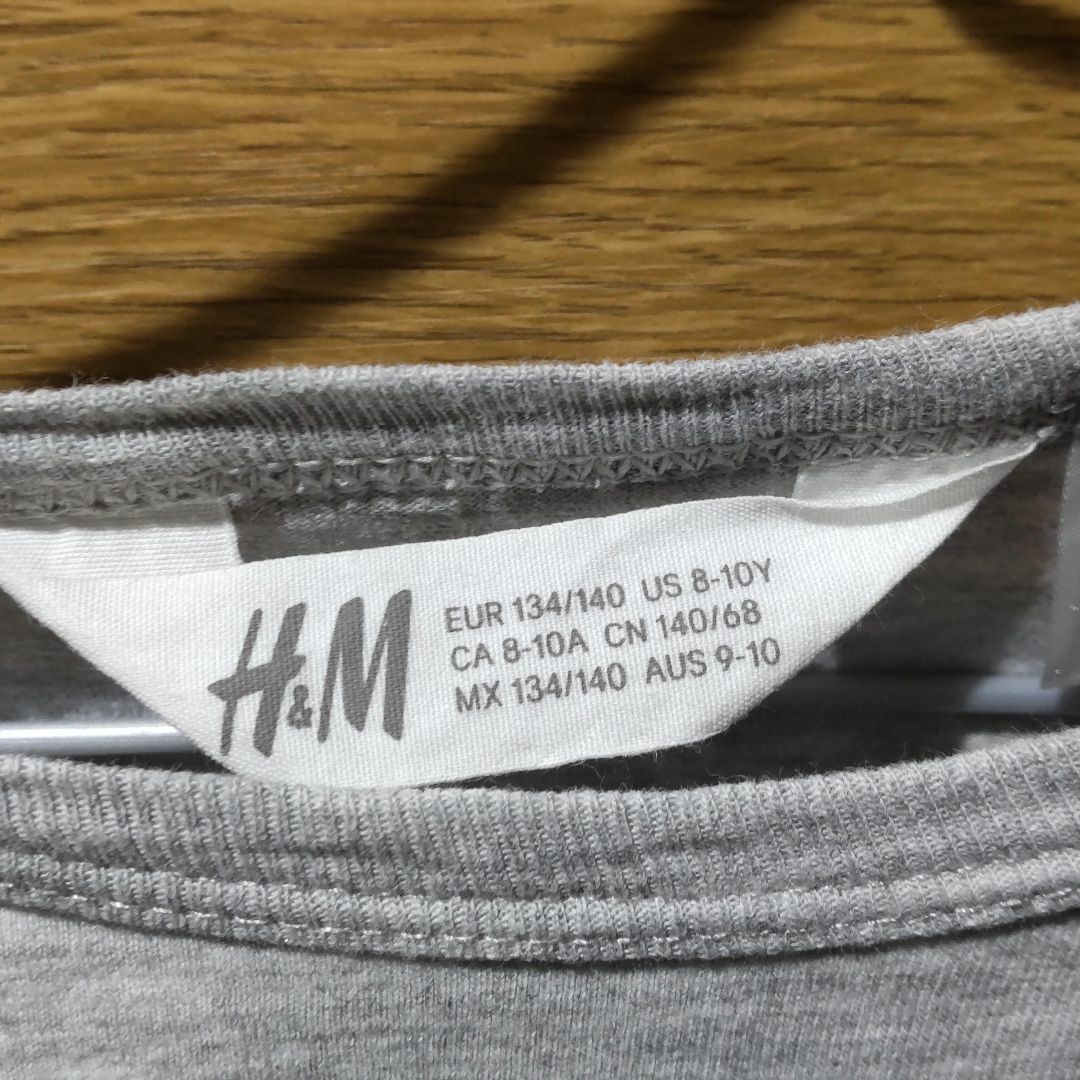 H&M(エイチアンドエム)のＨ＆Ｍ　ミニオンのＴシャツ(長袖)　サイズ140　<442> キッズ/ベビー/マタニティのキッズ服男の子用(90cm~)(Tシャツ/カットソー)の商品写真