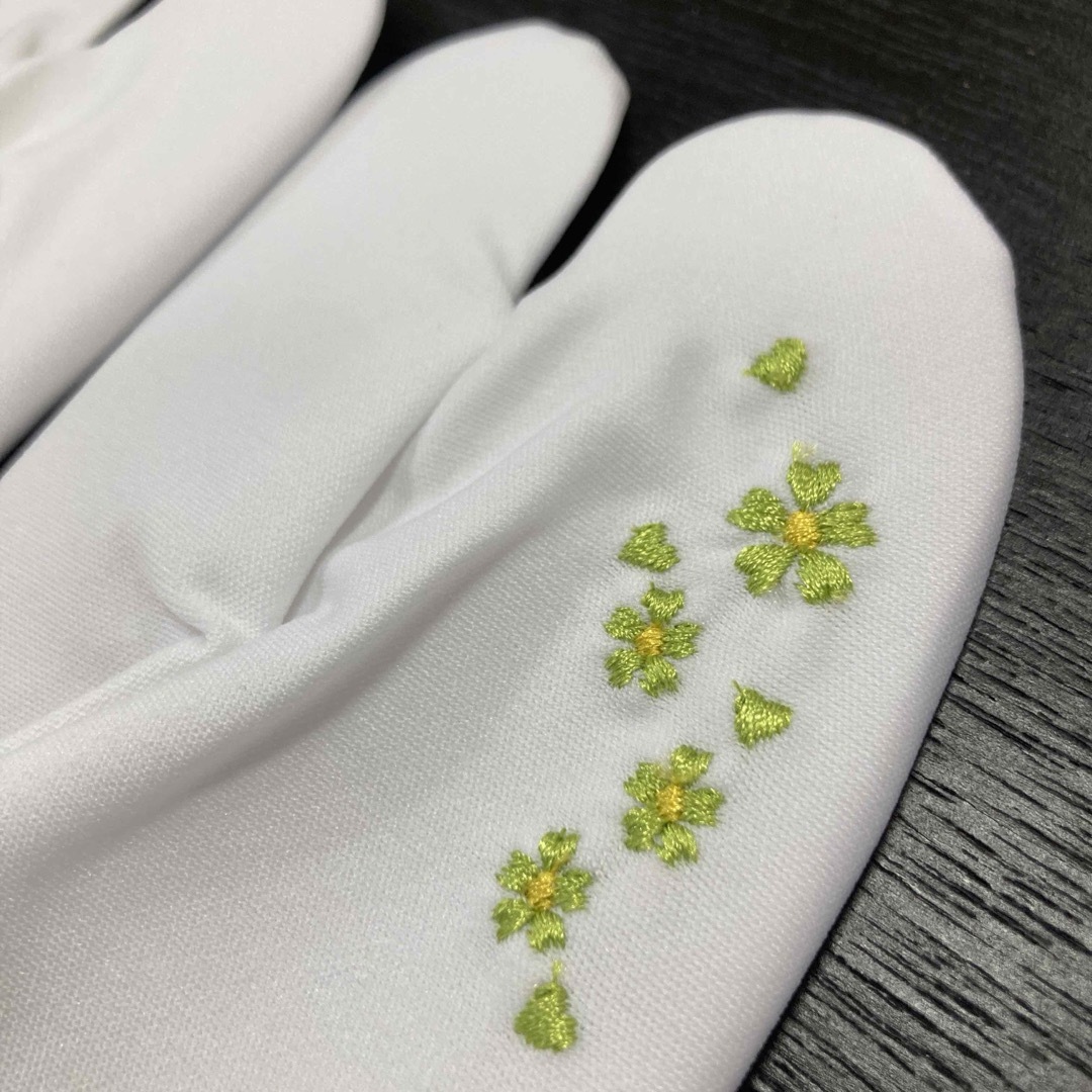 ☆新品未使用☆緑系桜刺繍入りストレッチ足袋　たび桜　フリーサイズ レディースの水着/浴衣(和装小物)の商品写真