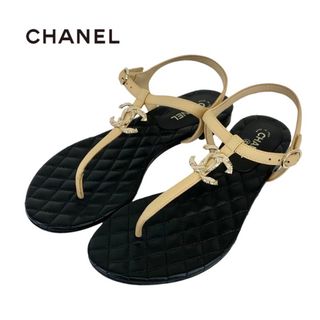 シャネル(CHANEL)のシャネル CHANEL サンダル 靴 シューズ レザー ベージュ ブラック ゴールド トングサンダル フラットサンダル ココマーク マトラッセ(サンダル)