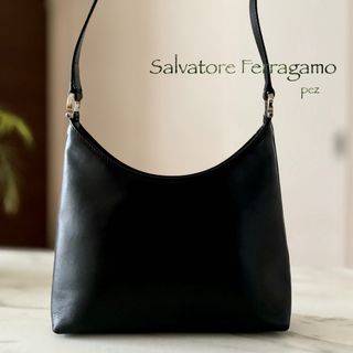 サルヴァトーレフェラガモ(Salvatore Ferragamo)の超美品 フェラガモ ガンチーニ レザーショルダーバッグ(ショルダーバッグ)