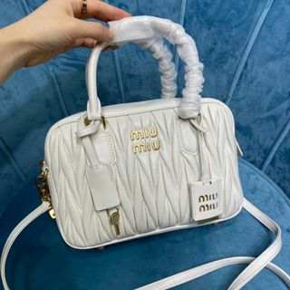 ミュウミュウ(miumiu)のミュウミュウ極美品MIUMIUのショルダーバッグです (その他)