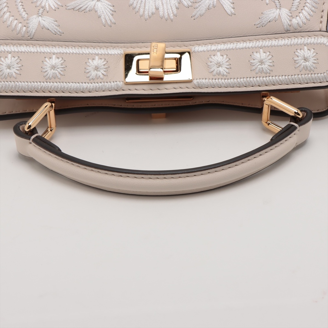 FENDI(フェンディ)のフェンディ ピーカブー アイシーユー ミニ レザー  ホワイト レディース レディースのバッグ(ハンドバッグ)の商品写真