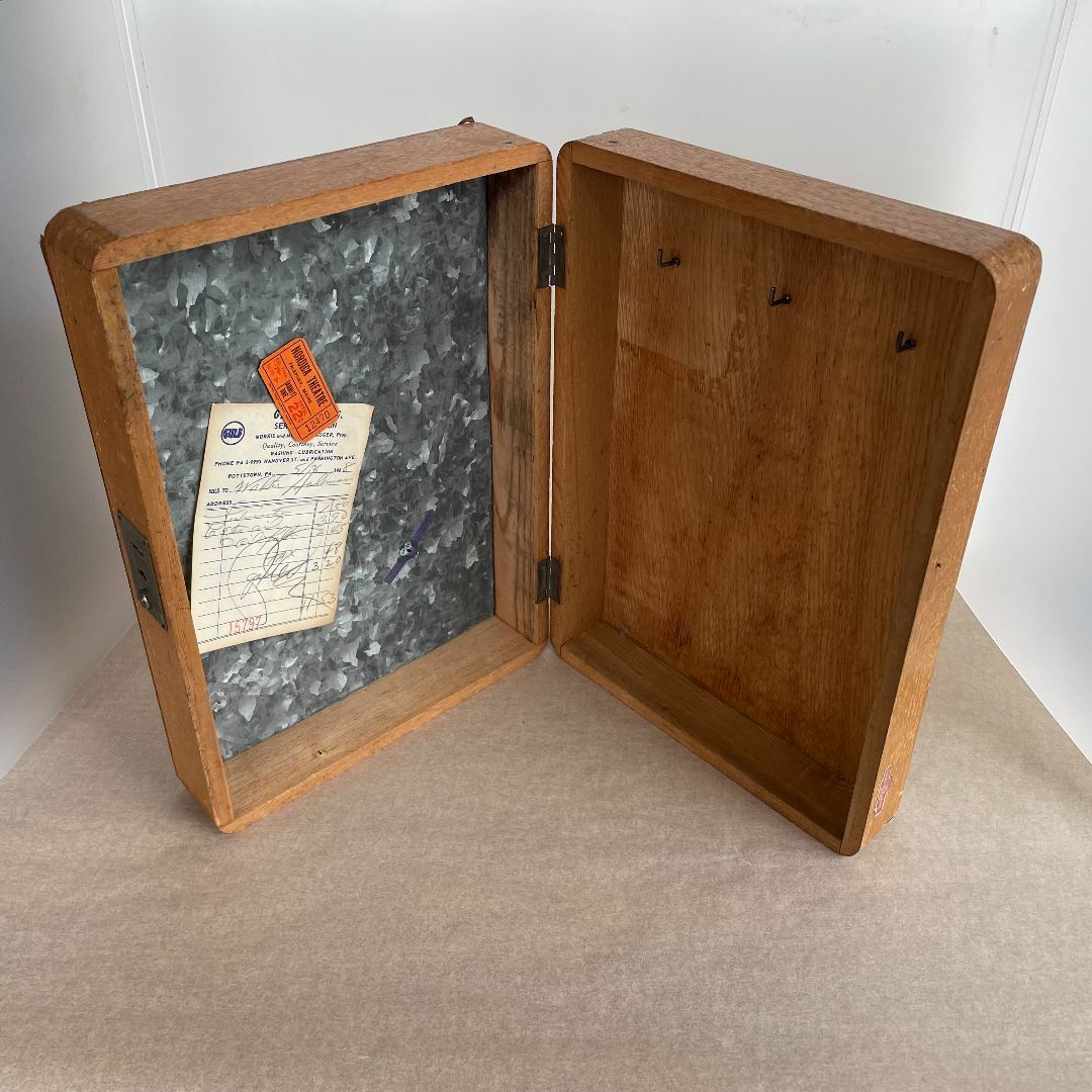 木製 壁掛式 鍵ケース フック 開閉式 マグネット 箱型 ボックス 収納 古道具 エンタメ/ホビーの美術品/アンティーク(その他)の商品写真