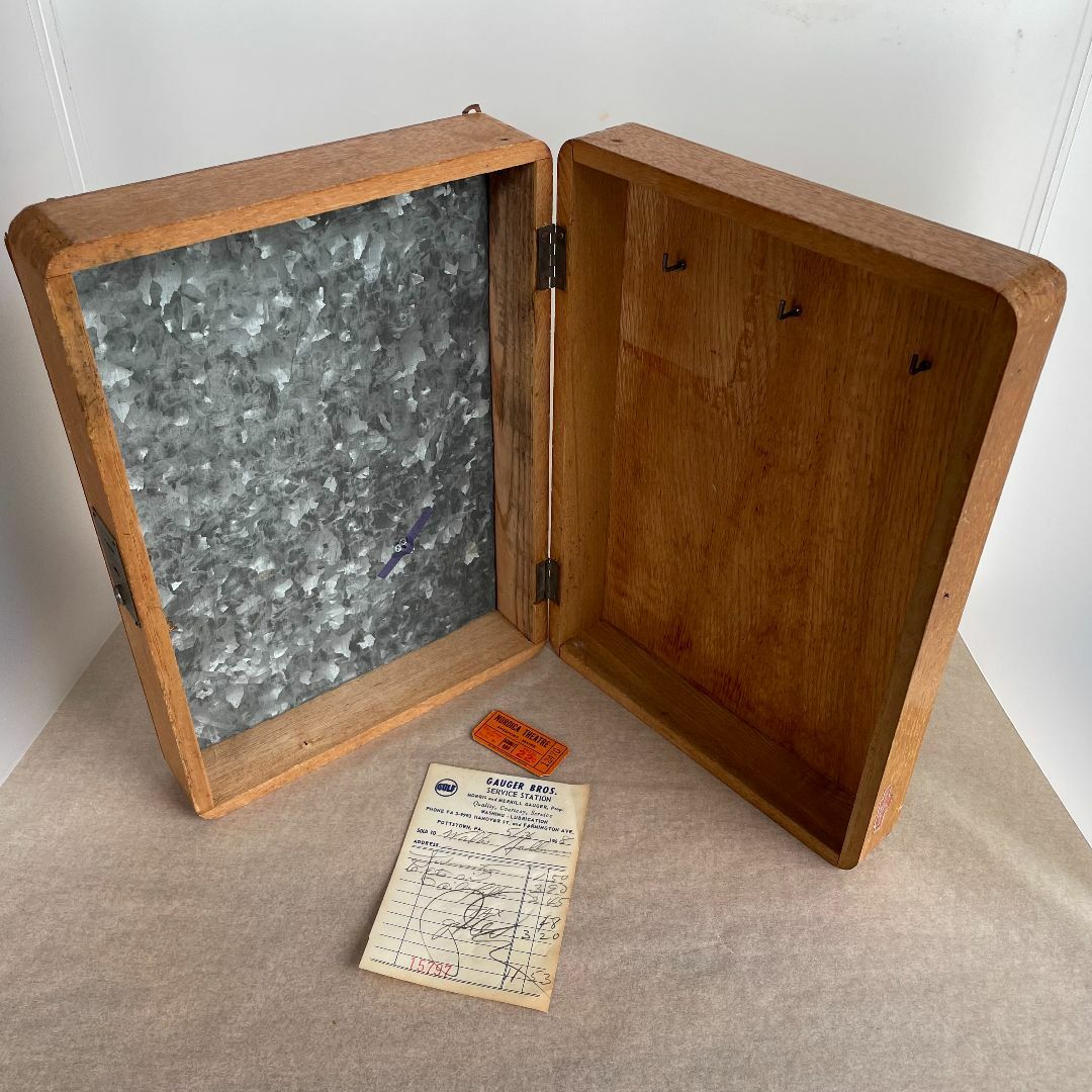 木製 壁掛式 鍵ケース フック 開閉式 マグネット 箱型 ボックス 収納 古道具 エンタメ/ホビーの美術品/アンティーク(その他)の商品写真