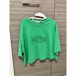 ショート丈　Tシャツ　未使用　トップス　グリーン　フリーサイズ(Tシャツ/カットソー(半袖/袖なし))