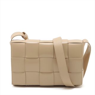 ボッテガヴェネタ(Bottega Veneta)のボッテガヴェネタ カセット パテントレザー  ベージュ レディース ショル(ショルダーバッグ)