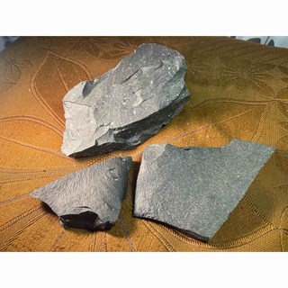 【神秘の音色】サヌカイト原石 （音組240）天然石　パワーストーン　楽器　鉱石(置物)