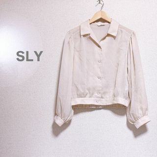 スライ(SLY)のSLY スライ　ブラウス　長袖　オフホワイト　シャツ　体型隠し(シャツ/ブラウス(長袖/七分))