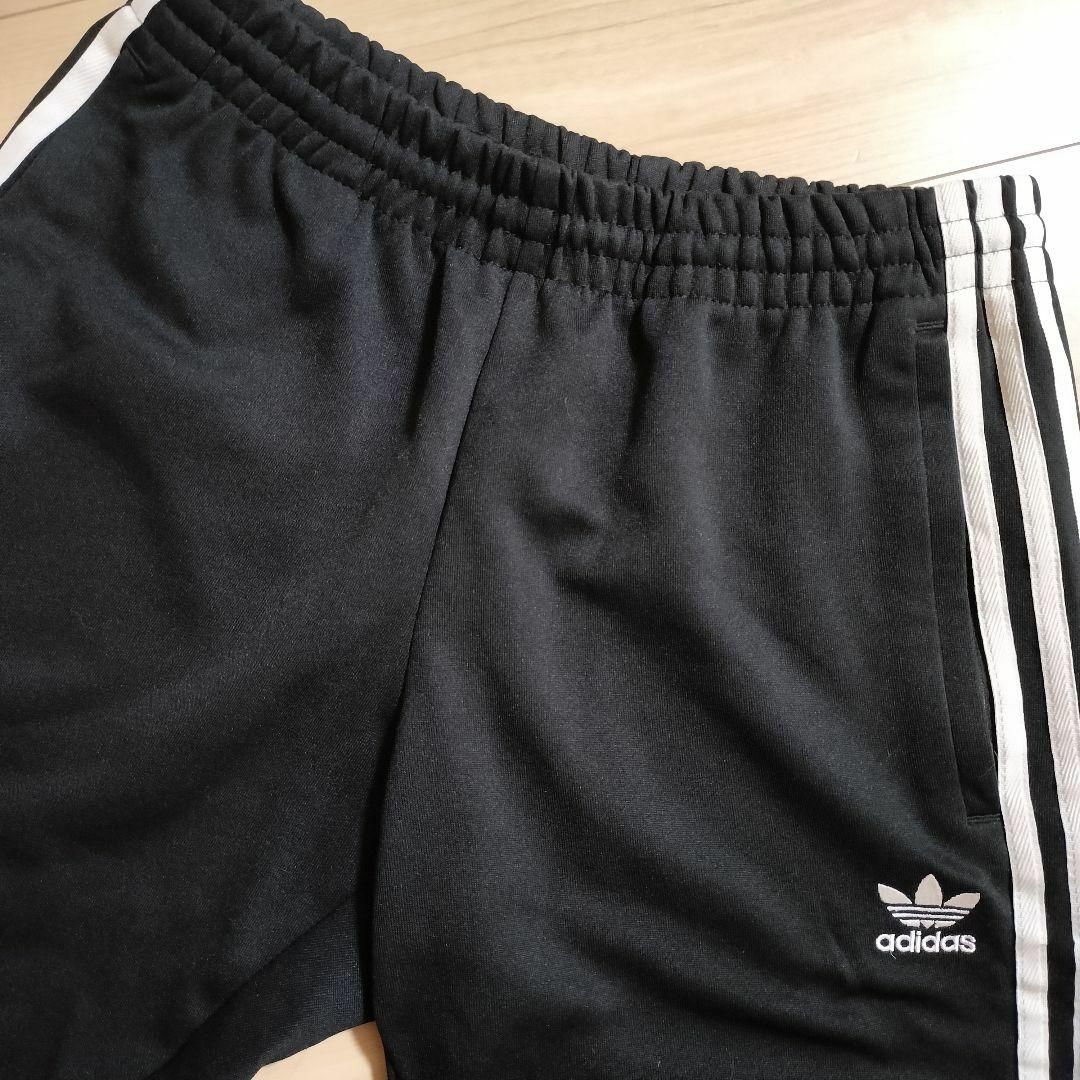 Originals（adidas）(オリジナルス)のadidas 黒 スーパースター トラックパンツ 男性L アディダス ジャージ メンズのパンツ(その他)の商品写真