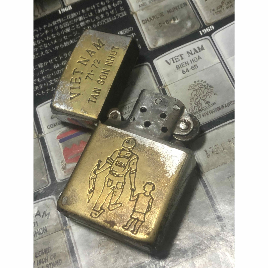 ZIPPO(ジッポー)の【ベトナムZIPPO】本物 1971年製ベトナムジッポー「兵士と子供」 メンズのファッション小物(タバコグッズ)の商品写真