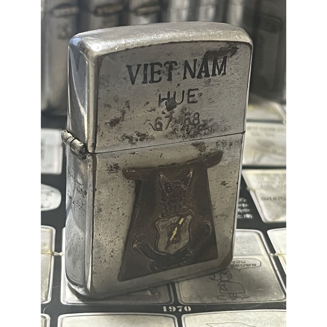 ZIPPO(ジッポー)の【ベトナムZIPPO】本物 1967年製ベトナムジッポー「米軍徽章」HUE メンズのファッション小物(タバコグッズ)の商品写真