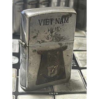 ジッポー(ZIPPO)の【ベトナムZIPPO】本物 1967年製ベトナムジッポー「米軍徽章」HUE(タバコグッズ)