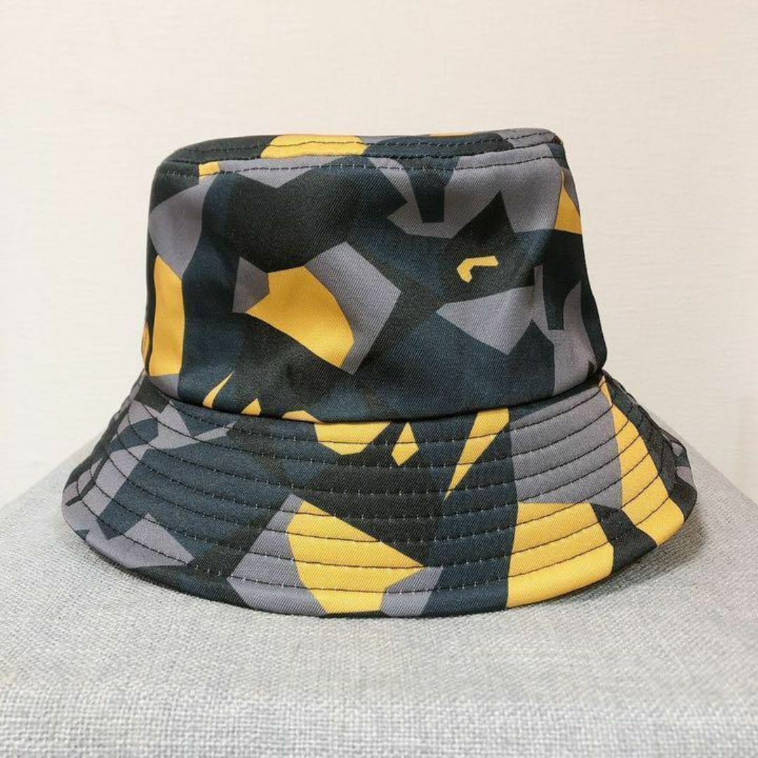 トレンド✨バケットハット 黒黄 幾何学 派手 オルチャン 男女兼用　ペア メンズの帽子(ハット)の商品写真