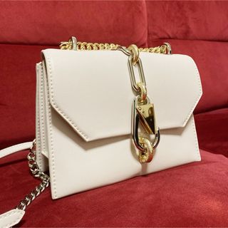 チャールズアンドキース(Charles and Keith)のメタリックアクセント ターンロッククロスボディバッグ(ショルダーバッグ)