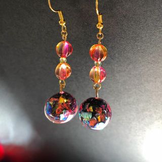 【ハンドメイド品】ブラックオパール風ピアス イヤリング 極彩色の黒 アクセサリー(ピアス)