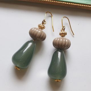 ハンドメイド　カーキドロップピアス(ピアス)