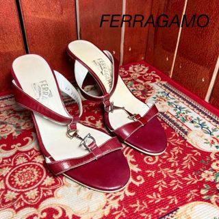 サルヴァトーレフェラガモ(Salvatore Ferragamo)のFERRAGAMO サンダルエナメル赤　61/2(サンダル)