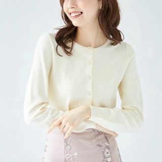 トッコクローゼット(TOCCO closet)の【新品】トッコ クローゼット クリアビジュー釦シアバターニットカーディガン 白(カーディガン)