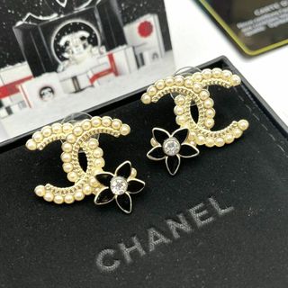 シャネル(CHANEL)のCHANEL ブラックフラワー パールココマークピアス 未使用品(ピアス)