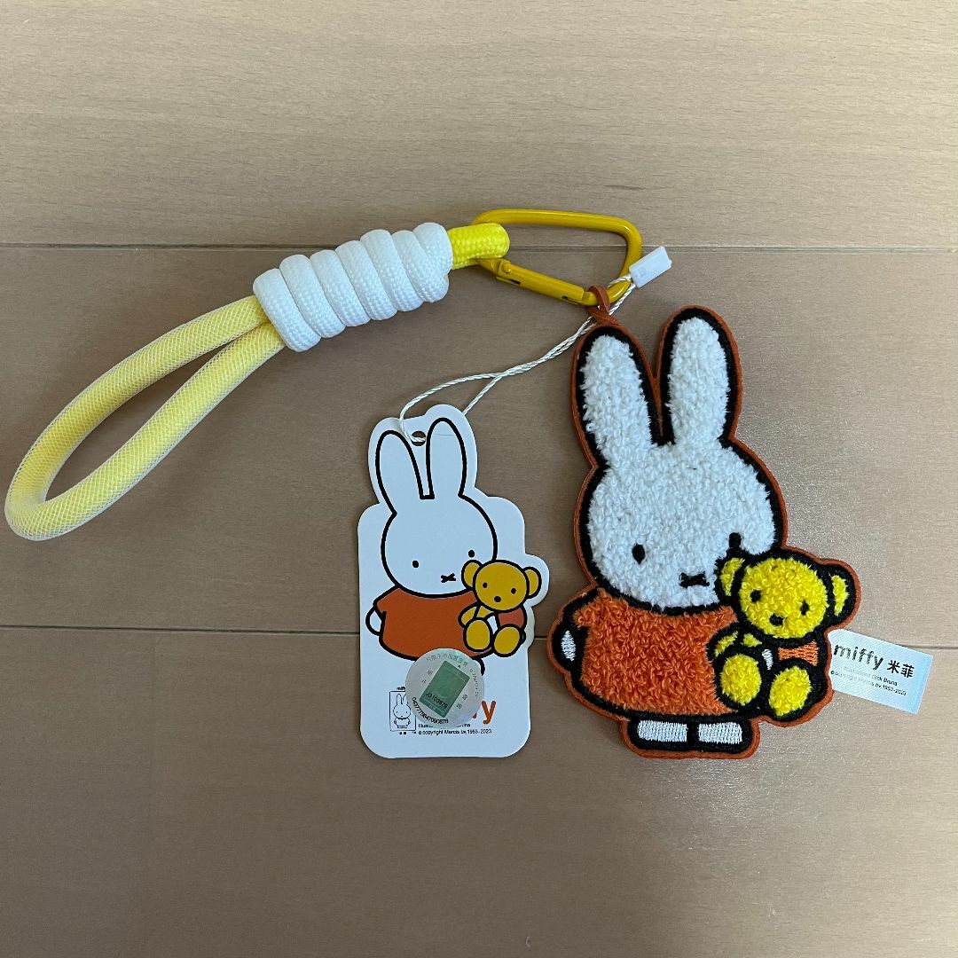 miffy(ミッフィー)のミッフィー　もこもこ刺繍キーホルダー　miffy 日本未発売　タイプ2 エンタメ/ホビーのアニメグッズ(キーホルダー)の商品写真