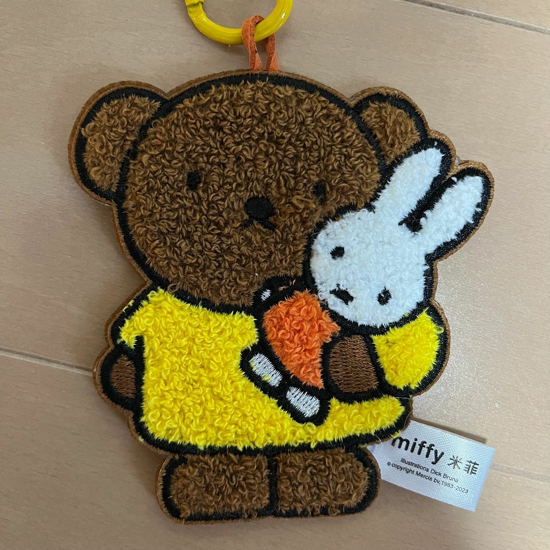 miffy(ミッフィー)のミッフィー　もこもこ刺繍キーホルダー　miffy 日本未発売　タイプ4 エンタメ/ホビーのアニメグッズ(キーホルダー)の商品写真