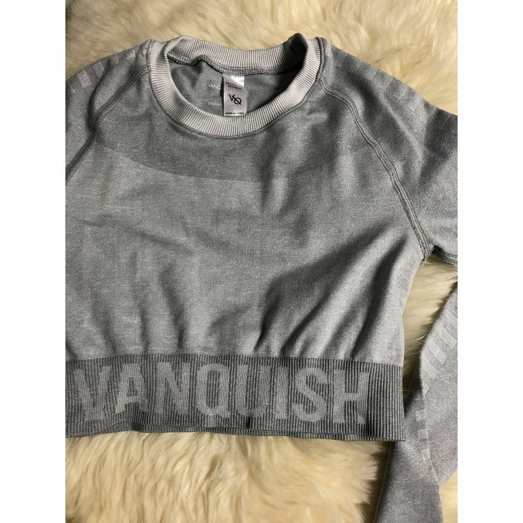 vanquish fitness　ヴァンキッシュ トップス ホワイト 希少カラー スポーツ/アウトドアのトレーニング/エクササイズ(トレーニング用品)の商品写真