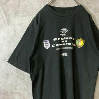 アンブロ(UMBRO)の【デサント製、バックロゴ】イングランド VS カメルーン　ゲームシャツ古着黒M(Tシャツ/カットソー(半袖/袖なし))