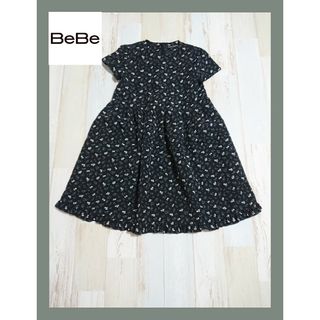 ベベ(BeBe)の10【美品】可愛らしい小花柄♡Bebe ブラック 半袖ワンピース(ワンピース)