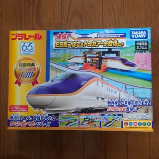 タカラトミー(Takara Tomy)の連結！E8系つばさ＆トミカアーチ踏切セット 初回特典S字レール3本付き(1セッ…(鉄道模型)