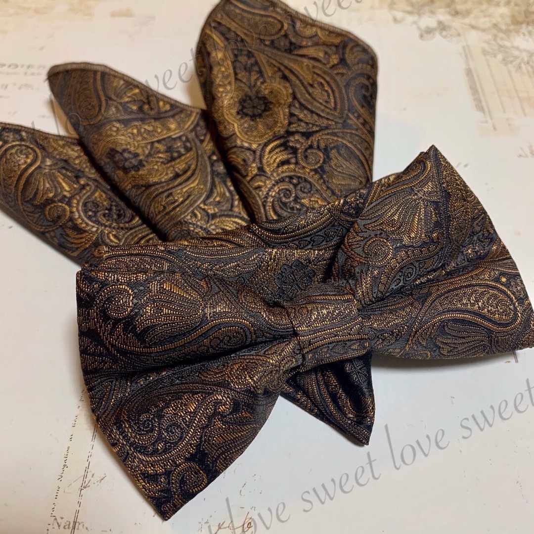 蝶ネクタイ　ポケットチーフ2点セット/メンズ/ブラウンゴールドペイズリー メンズのファッション小物(ネクタイ)の商品写真