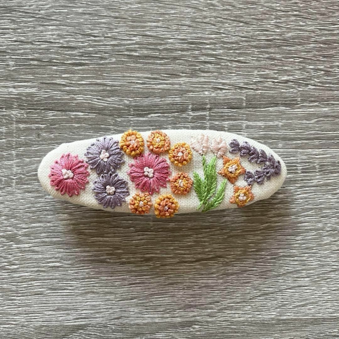 刺繍バレッタ ハンドメイド 花柄 ボタニカル 髪飾り 可愛い 大きい 10cm ハンドメイドのアクセサリー(ヘアアクセサリー)の商品写真