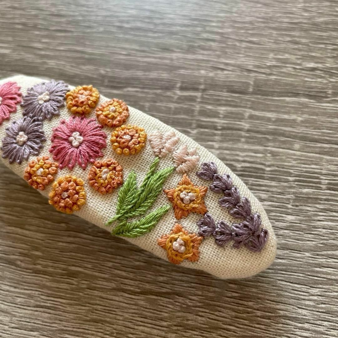 刺繍バレッタ ハンドメイド 花柄 ボタニカル 髪飾り 可愛い 大きい 10cm ハンドメイドのアクセサリー(ヘアアクセサリー)の商品写真