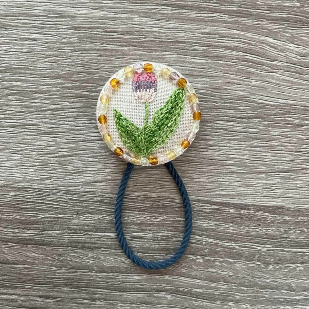 刺繍 髪ゴム ヘアゴム チェコビーズ ハンドメイド チューリップ 花柄 可愛い ハンドメイドのアクセサリー(ヘアアクセサリー)の商品写真