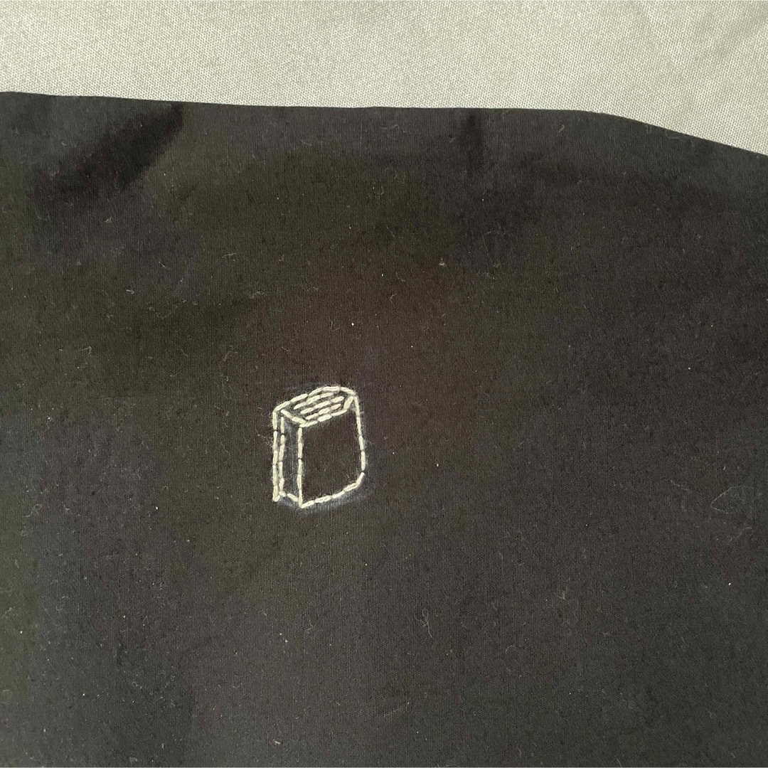 ハンドメイドのブックカバー、文庫本サイズ　黒刺繍 ハンドメイドの文具/ステーショナリー(ブックカバー)の商品写真