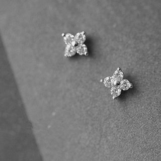 アクセサリー　ピアス　4mm　おしゃれ　上品　銀　シルバー　フラワー　お花(ピアス)