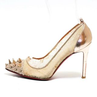 クリスチャンルブタン(Christian Louboutin)のCHRISTIAN LOUBOUTIN(クリスチャンルブタン) パンプス 34 1/2 レディース - ベージュ×ピンクゴールド スタッズ/ラインストーン/レース/アウトソール張替済 化学繊維×エナメル（レザー）×金属素材(ハイヒール/パンプス)