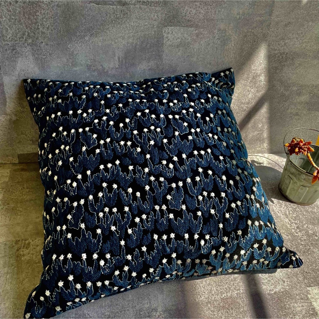 サボテン柄　シックモダン　高級クッション　上質インテリア ハンドメイドのインテリア/家具(インテリア雑貨)の商品写真