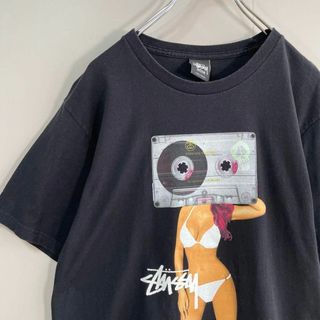 ステューシー(STUSSY)の【ビキニガール、カセットテープ】stussyプリントTシャツ古着ストリート美女(Tシャツ/カットソー(半袖/袖なし))