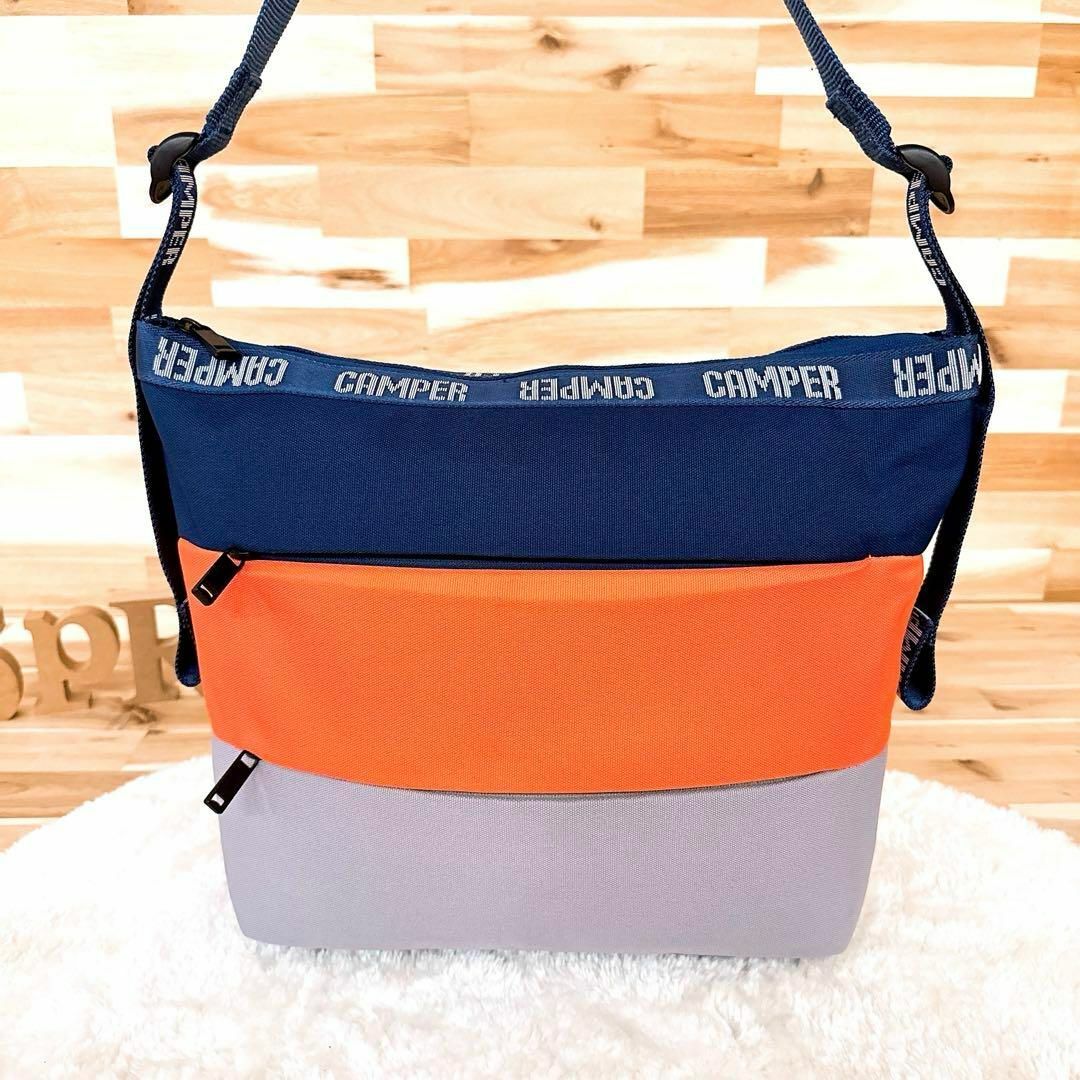 CAMPER(カンペール)の【カンペール】NICK 3色ボーダー ナイロン ショルダーバッグ 紺×オレンジ メンズのバッグ(ショルダーバッグ)の商品写真