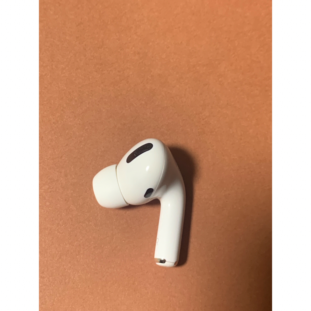 Apple(アップル)のAirPods Pro 第1世代 右耳のみ( A2083) スマホ/家電/カメラのオーディオ機器(ヘッドフォン/イヤフォン)の商品写真